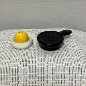 Egg and Pan Salt and Pepper Shaker Set